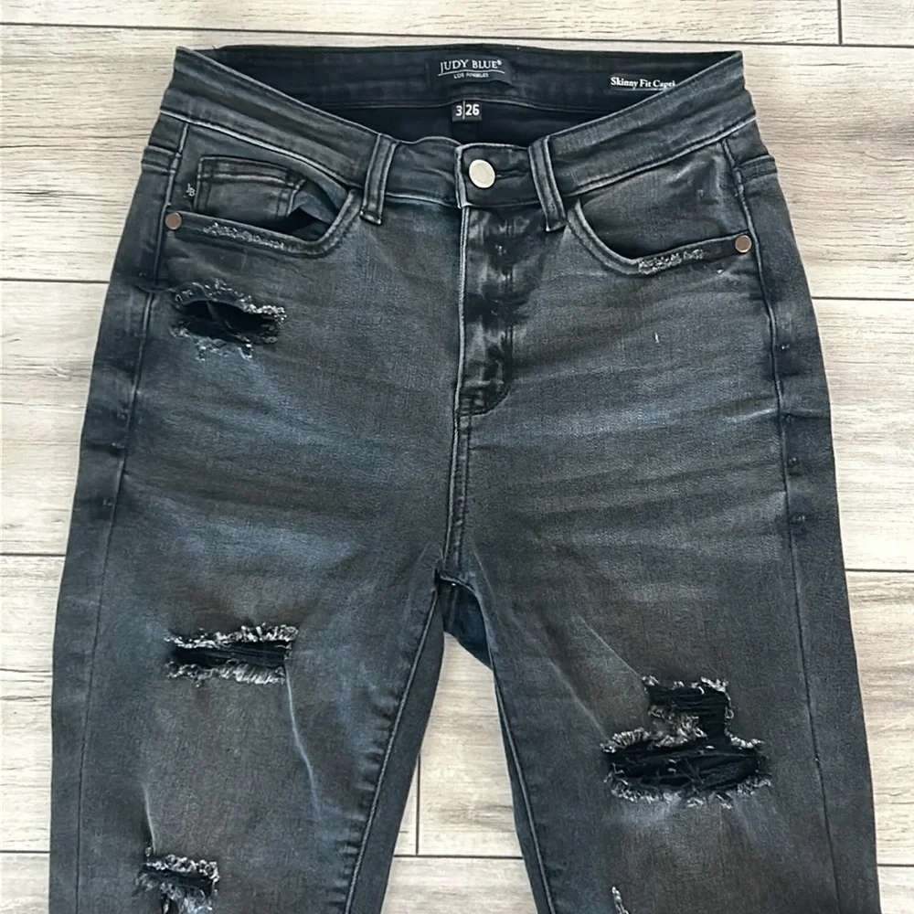 Judy Blue skinny fit capri jeans distressed size 26 black